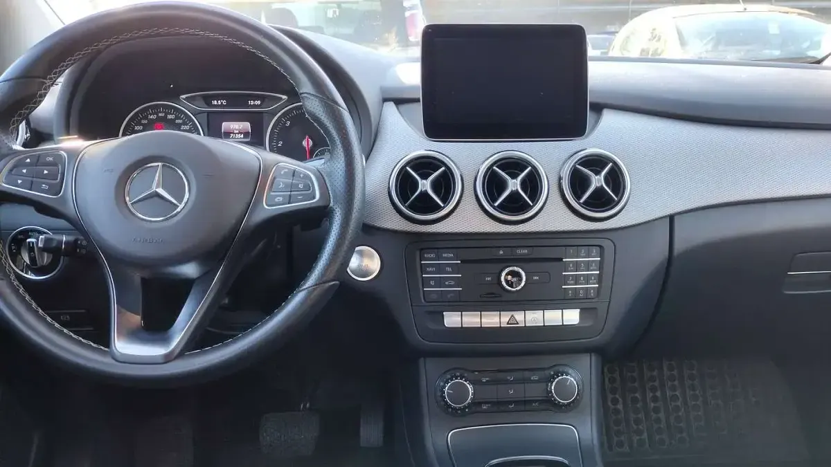 Usata Mercedes B180 109 CV (80 kW) 2018 Argento Utilitaria
