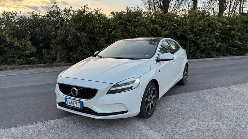 Usata Volvo V40 Ocean Race 120 CV (88 kW) 2017 Bianco Berlina