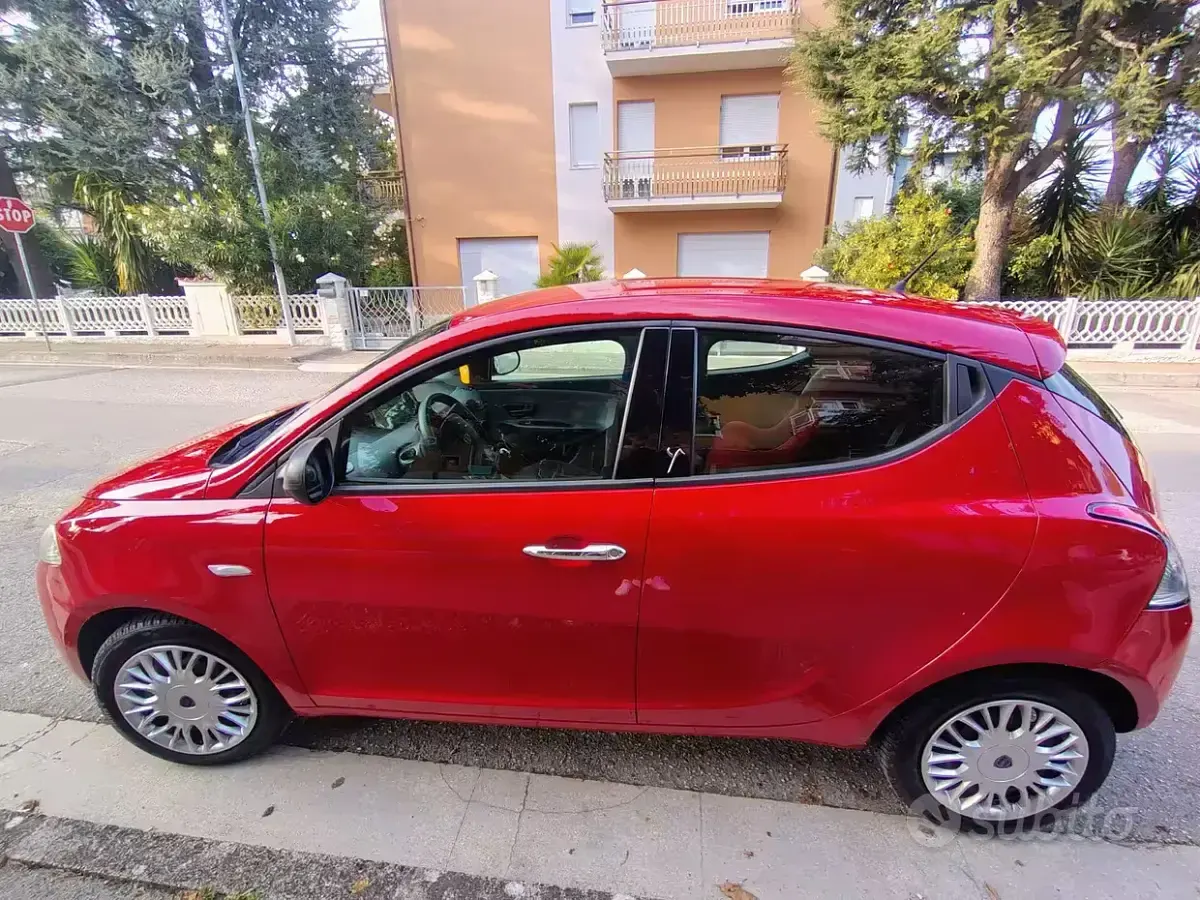 Usata Lancia Ypsilon 85 CV (62 kW) 2016 Rosso Utilitaria