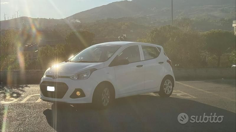 Usata Hyundai i10 67 CV (49 kW) 2015 Bianco Utilitaria