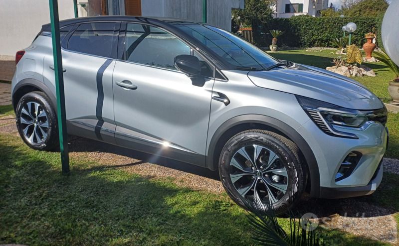 Usata Renault Captur Techno 101 CV (74 kW) 2024 Grigio SUV