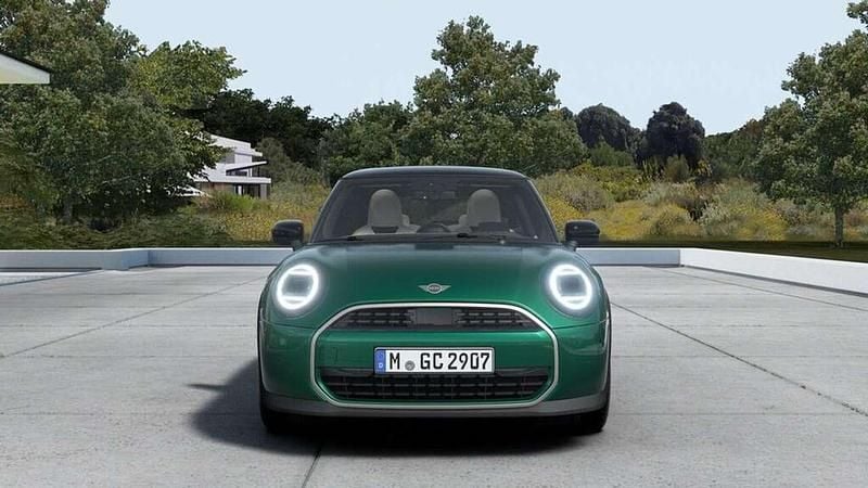 Nuova Mini Cooper Favoured 114 kW (156 CV) 2026 British racing green iv Utilitaria