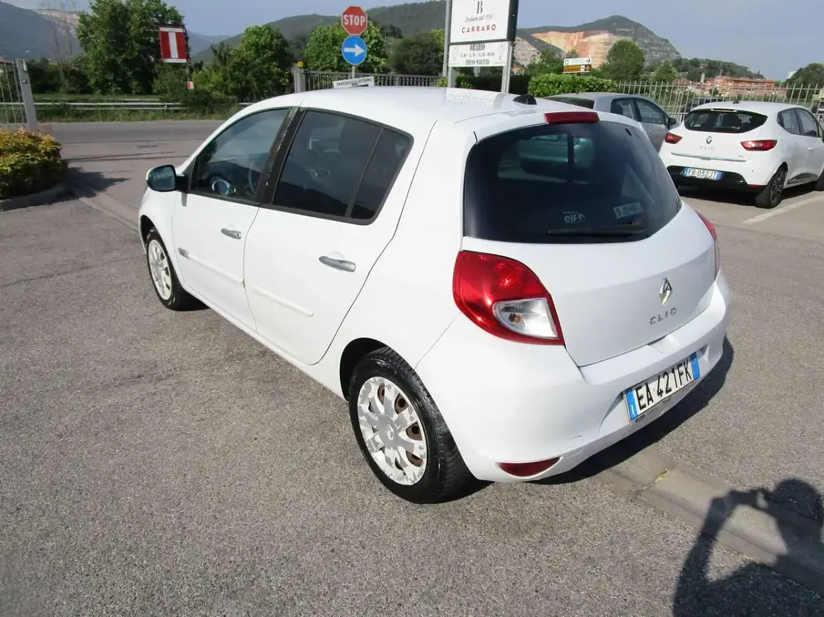 Usata Renault Clio II 75 CV (55 kW) 2010 Beige Berlina
