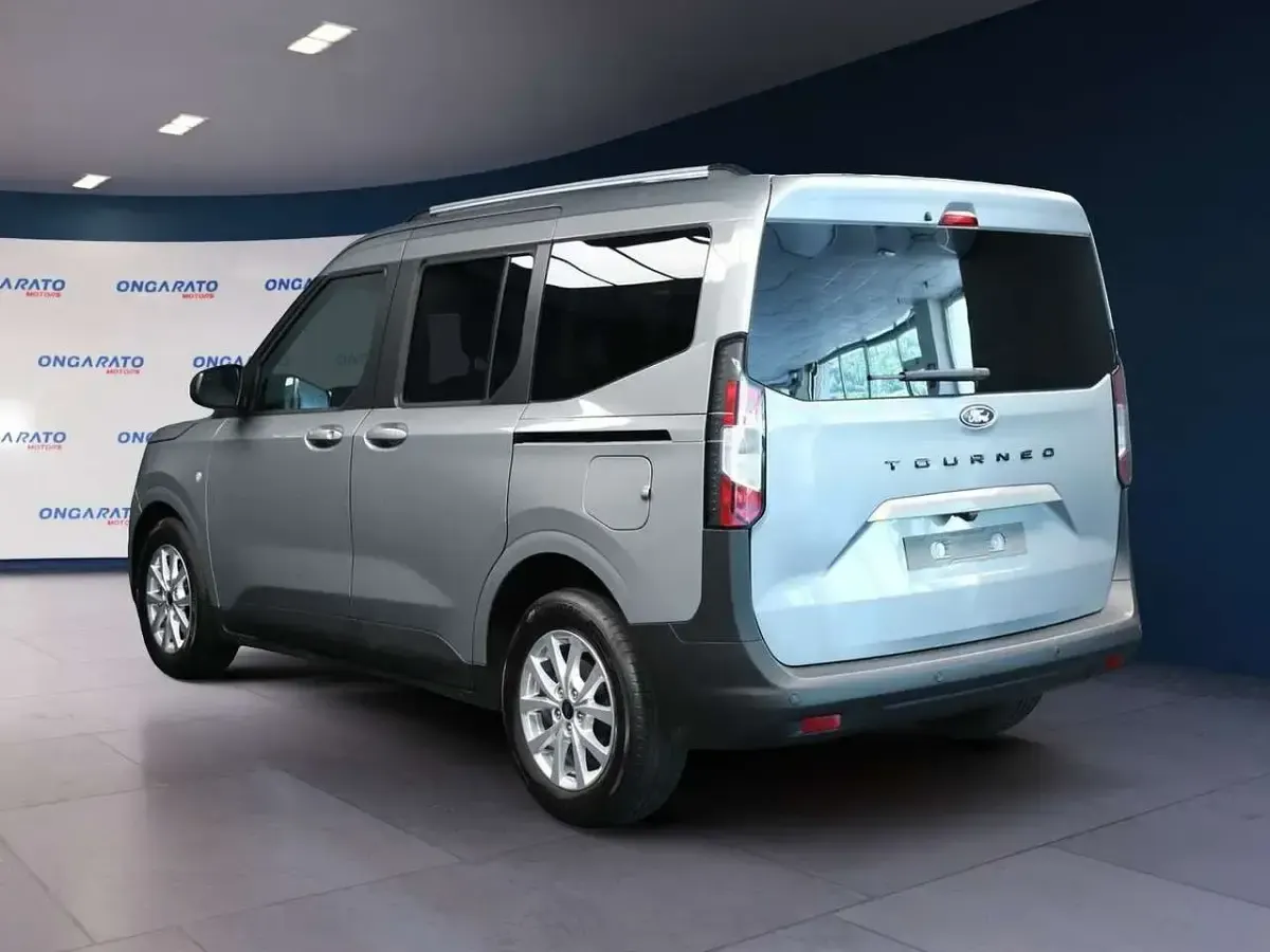 Usata Ford Tourneo Courier Titanium 125 CV (91 kW) 2025 Argento Monovolume