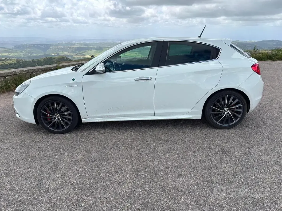 Usata Alfa Romeo Giulietta Quadrifoglio 2011 Bianco Utilitaria