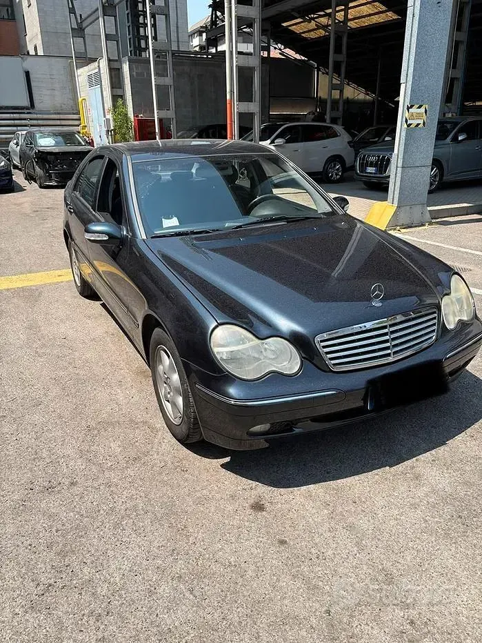 Usata Mercedes C220 122 CV (89 kW) 2004 Bluazzurro Berlina