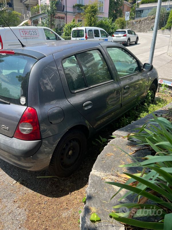 Usado Renault Clio II 58 CV (42 kW) 2006 Gris Utilitario