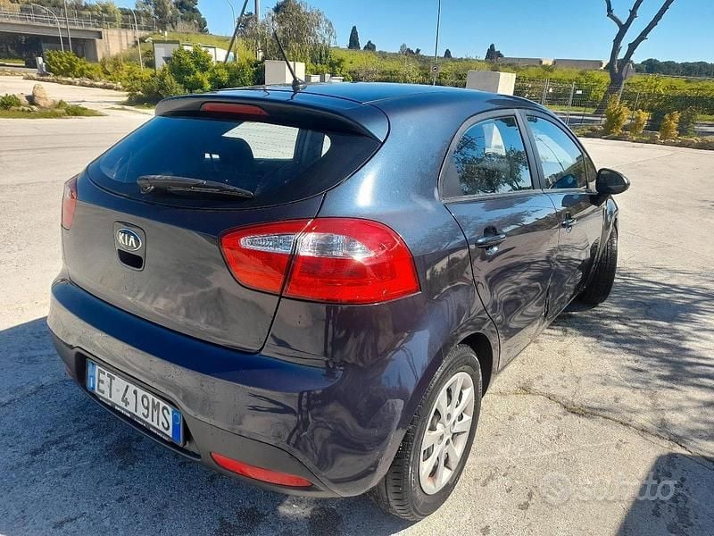 Usata Kia Rio LX 85 CV (62 kW) 2013 Grigio Berlina