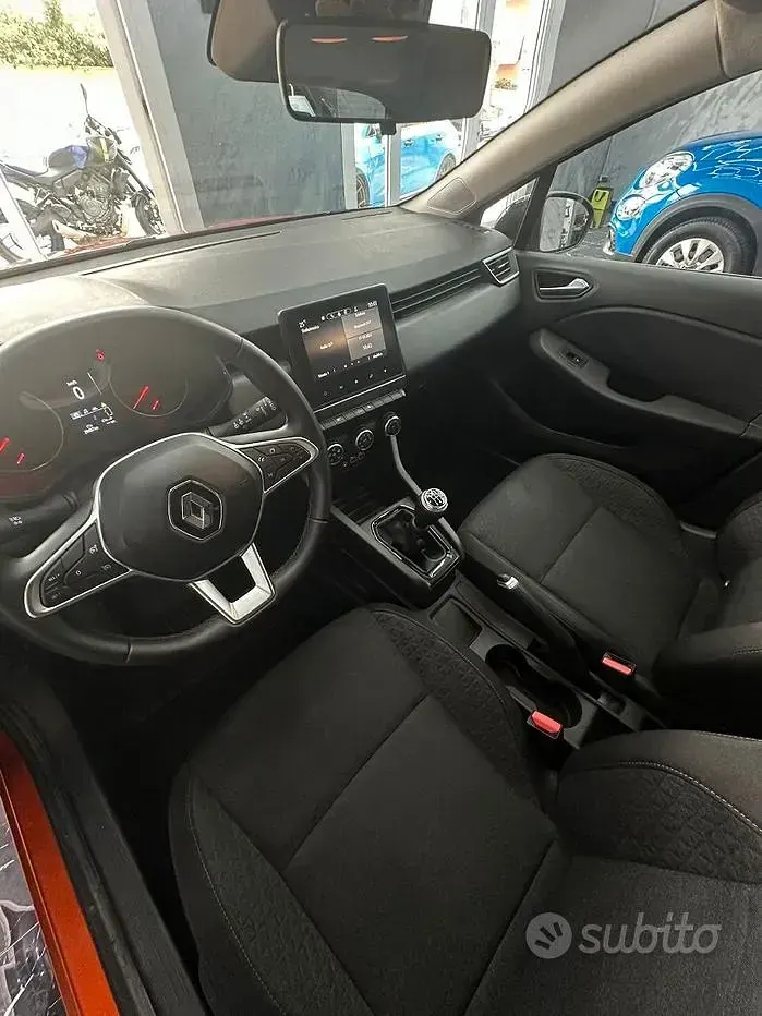 Usata Renault Clio V SE 65 CV (47 kW) 2023 Arancione Berlina