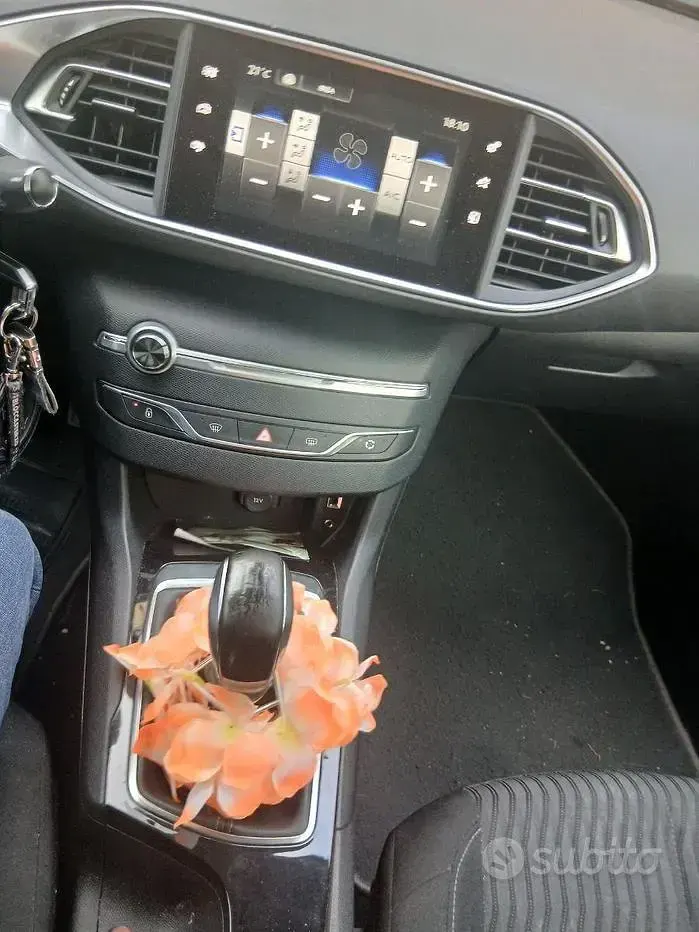 Usata Peugeot 308 112 CV (82 kW) 2015 Nero Berlina
