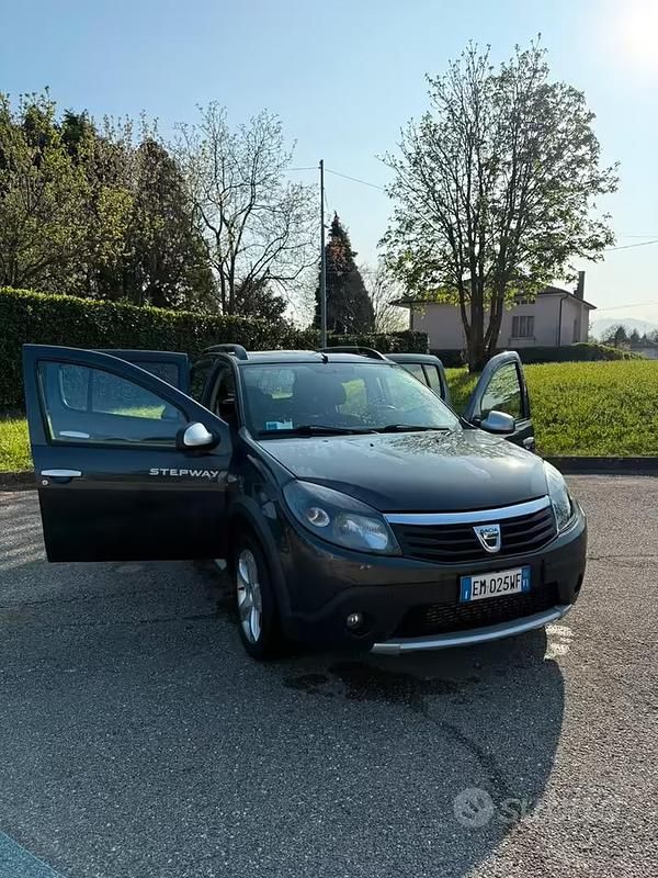Usata Dacia Sandero 90 CV (66 kW) 2012 Grigio Berlina