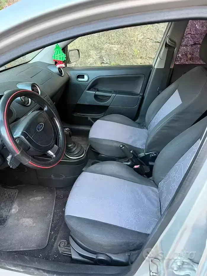 Usata Ford Fiesta 68 CV (50 kW) 2003 Grigio Utilitaria