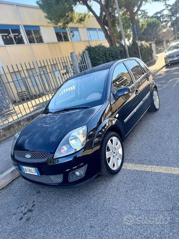 Usado Ford Fiesta 75 HP (55 kW) 2008 Preto Citadino