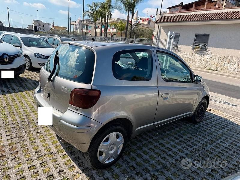 Usata Toyota Yaris Sol 75 CV (55 kW) 2005 Grigio Berlina