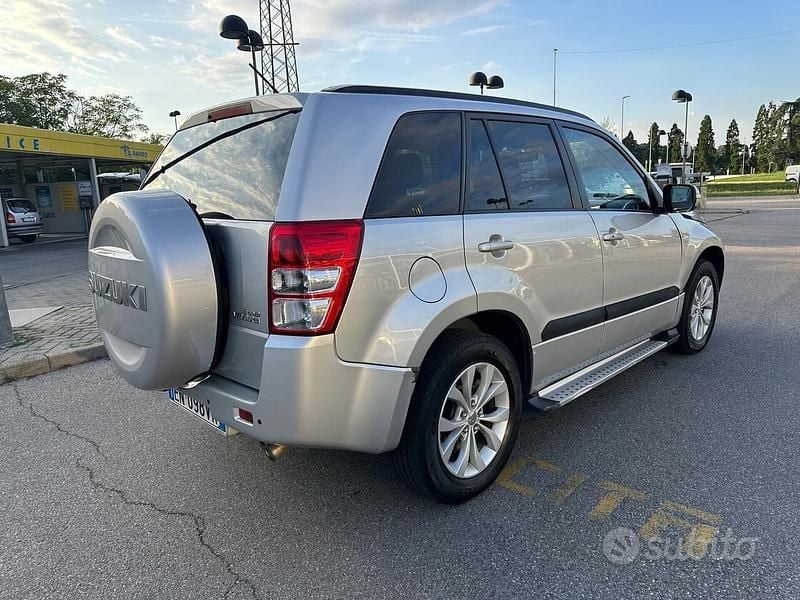 Usata Suzuki Grand Vitara 129 CV (94 kW) 2013 Argento SUV