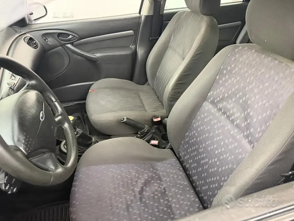 Usata Ford Focus 90 CV (66 kW) 2004 Grigio Berlina