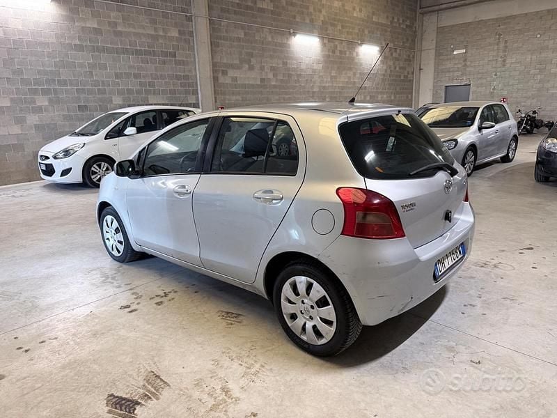 Usata Toyota Yaris 87 CV (63 kW) 2007 Grigio Utilitaria