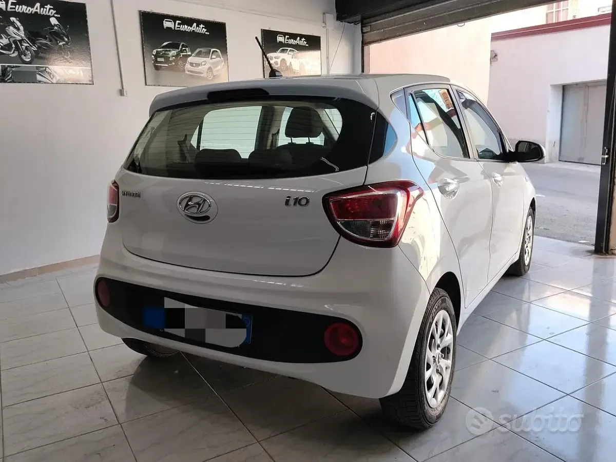 Gebraucht Hyundai i10 Comfort 68 PS (50 kW) 2018 Weiß Kleinwagen