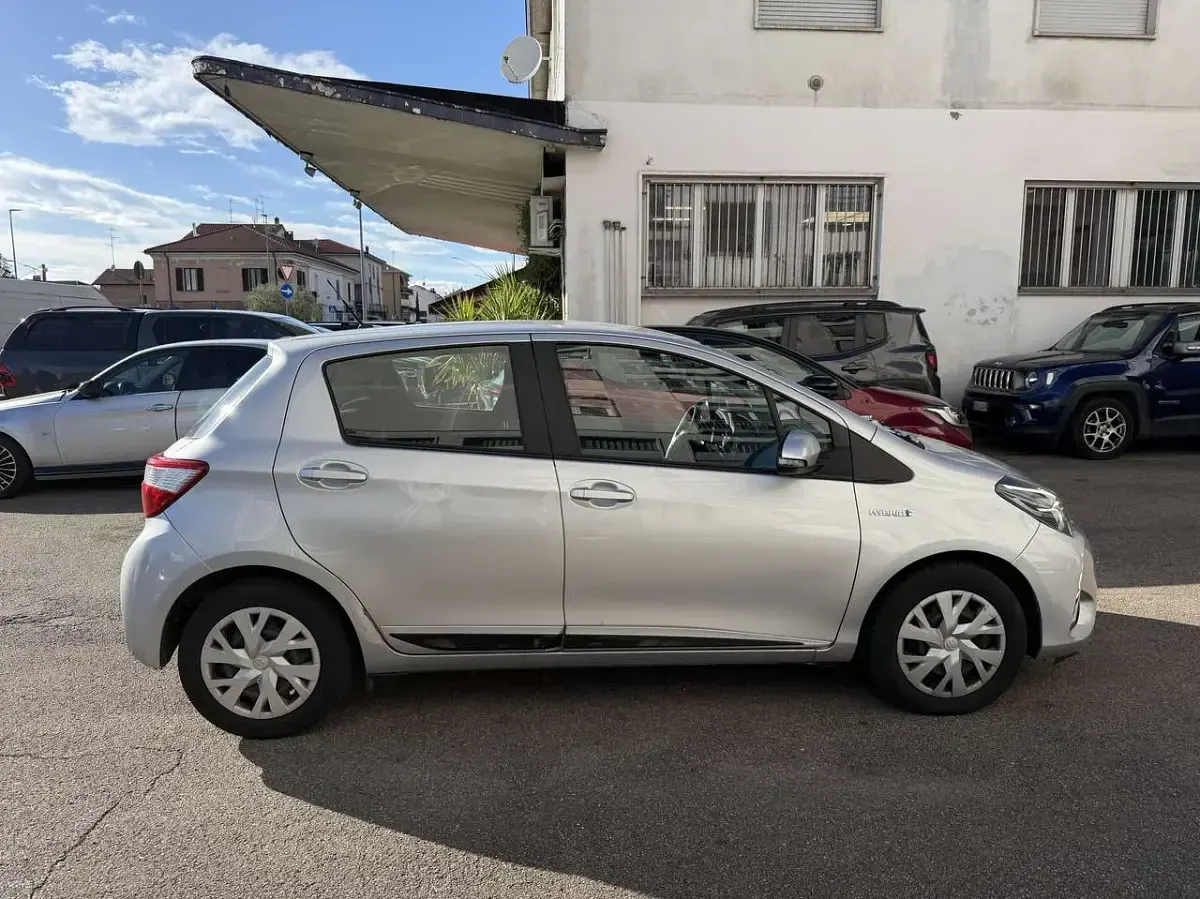 Usata Toyota Yaris Hybrid Active 73 CV (53 kW) 2019 Argento Berlina