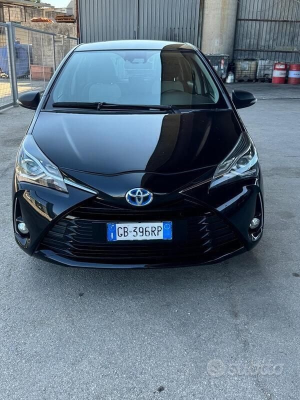Usata Toyota Yaris Hybrid Lounge 92 CV (67 kW) 2020 Nero Berlina