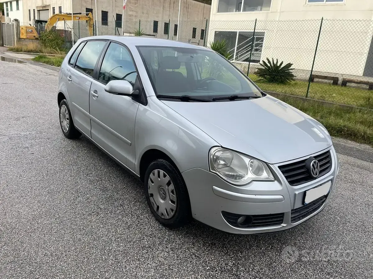 Usado VW Polo Comfortline 80 CV (58 kW) 2006 Gris Utilitario