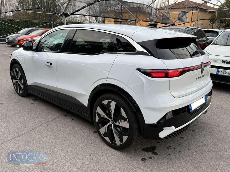 Usata Renault Megane E-Tech Komfort 161 kW (220 CV) 2023 Bianco metallizzato SUV