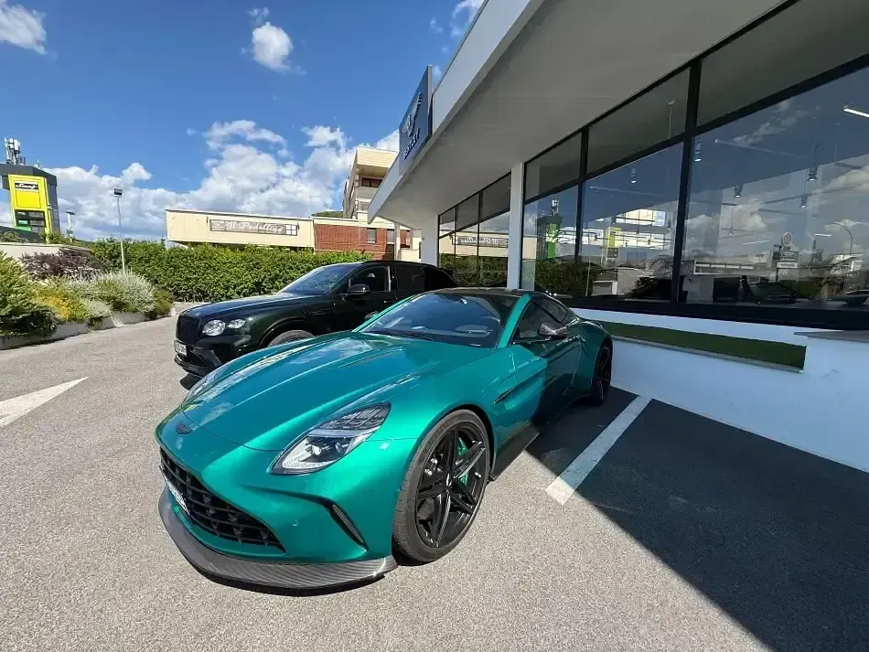 Usata Aston Martin V8 Vantage 665 CV (489 kW) 2024 Verde Coupé