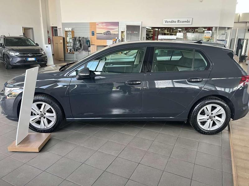 Usata VW Golf VIII Life 110 CV (80 kW) 2021 Argento Berlina