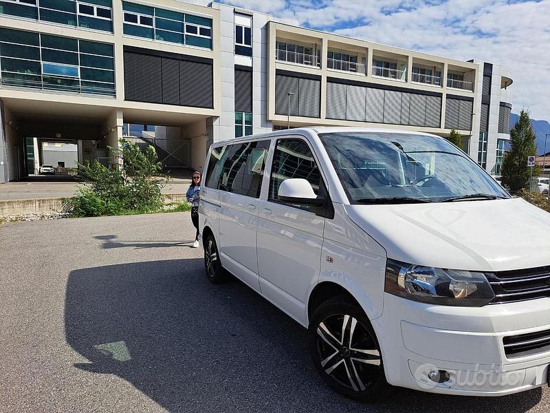 Usata VW Multivan Startline 140 CV (102 kW) 2012 Bianco Monovolume