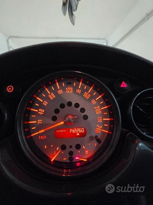 Begagnad Mini ONE 90 HK (66 kW) 2005 Vit Halvkombi