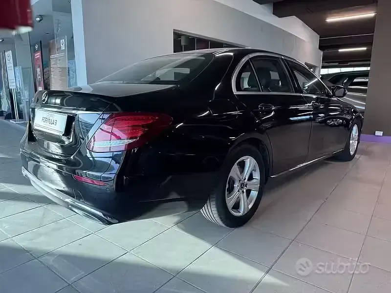 Usata Mercedes E220 194 CV (142 kW) 2017 Nero Berlina
