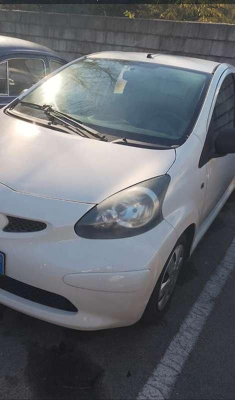 Usata 2011 Toyota Aygo Connect Style Due volumi | 5000 € (Buon prezzo) - Immagine 1/4