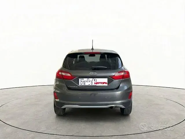 Usata Ford Fiesta Active 101 CV (74 kW) 2018 Grigio Utilitaria