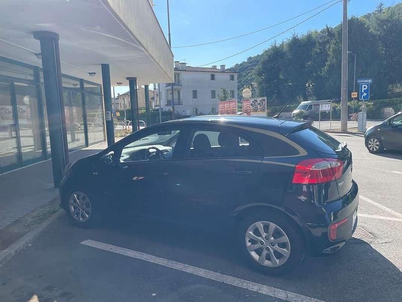 Usata Kia Rio Active 75 CV (55 kW) 2015 Blu/azzurro Berlina