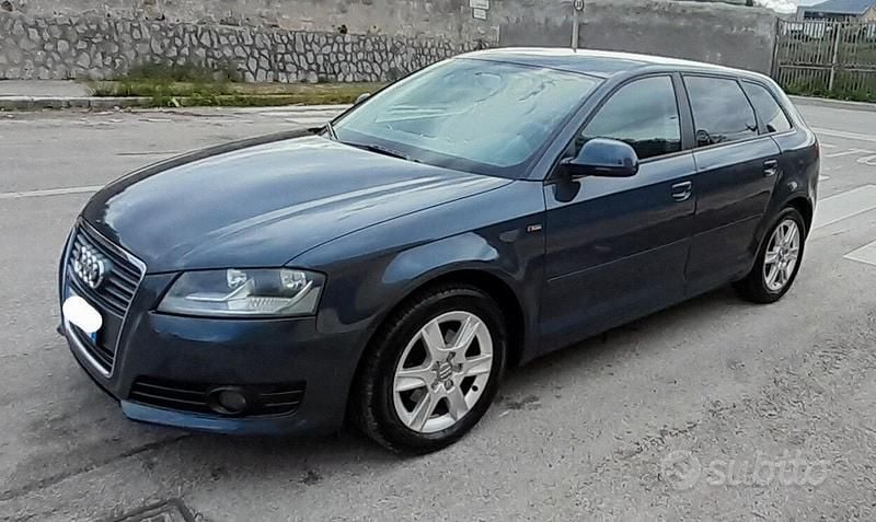 Grigio Usata 2010 Audi A3 Attraction Tre volumi | 5500 € (Buon prezzo) - Immagine 1/4