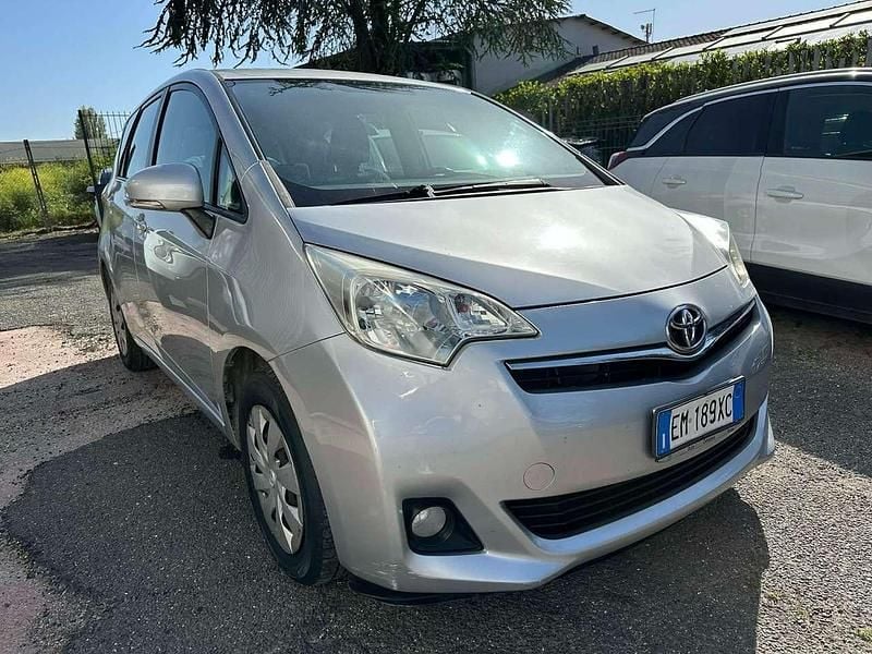 Usata Toyota Verso-S Active 99 CV (72 kW) 2012 Argento Monovolume