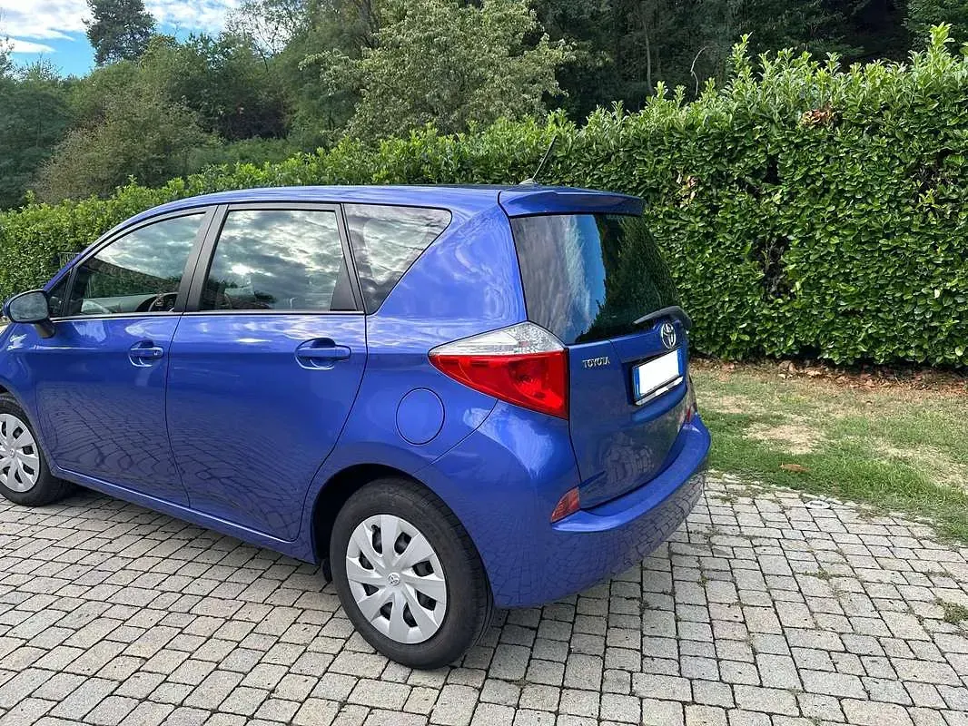 Usata Toyota Verso-S Active 99 CV (72 kW) 2012 Blu/azzurro Monovolume