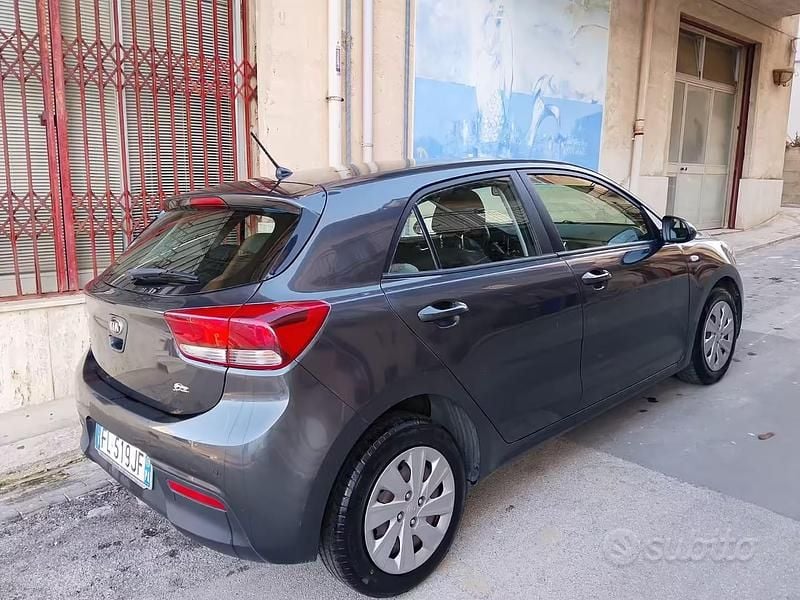 Usado Kia Rio 84 HP (61 kW) 2017 Cinzento Citadino