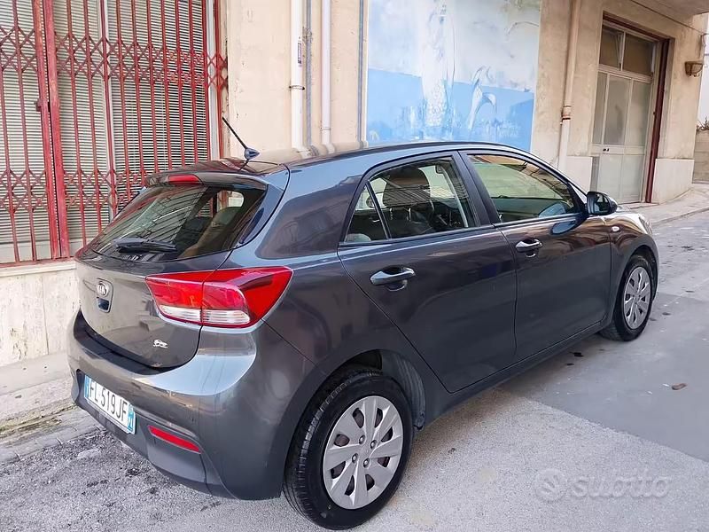 Usata Kia Rio 2017 Grigio Utilitaria