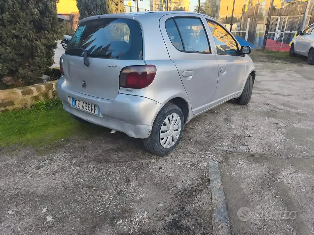 Usata Toyota Yaris 68 CV (50 kW) 2002 Grigio Berlina