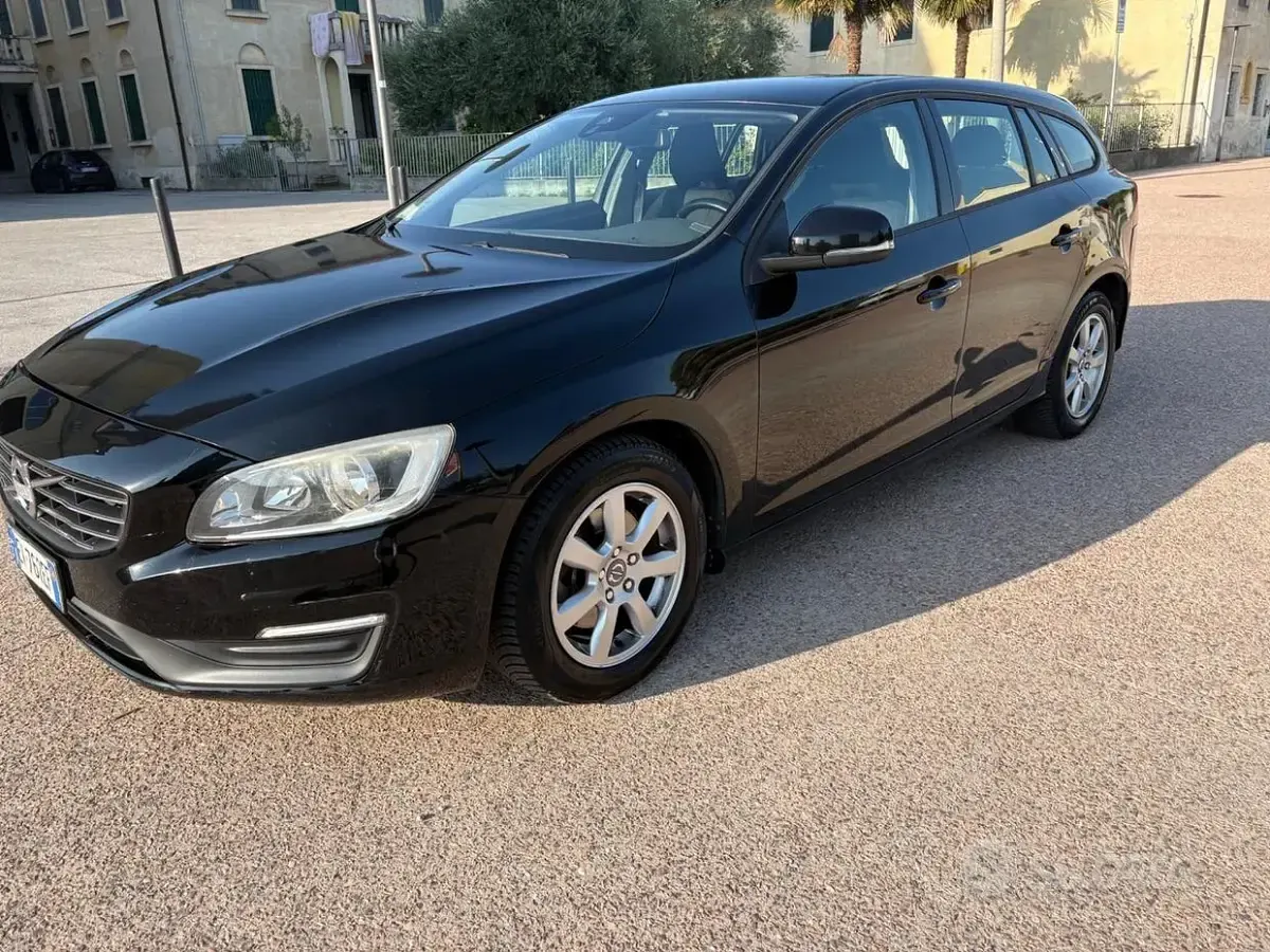 Usata Volvo V60 Summum 136 CV (100 kW) 2014 Nero Station wagon