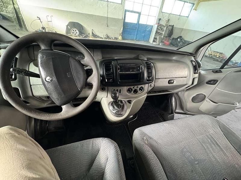 Usata Renault Trafic 101 CV (74 kW) 2006 Argento Monovolume