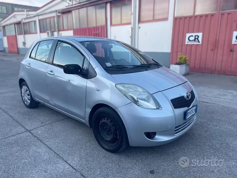 Usata Toyota Yaris 87 CV (63 kW) 2007 Grigio Utilitaria