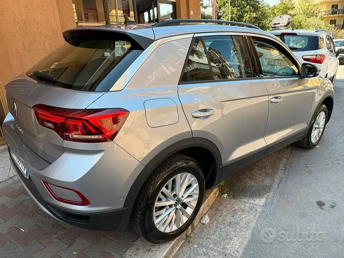 Usata VW T-Roc Life 116 CV (85 kW) 2023 Grigio SUV