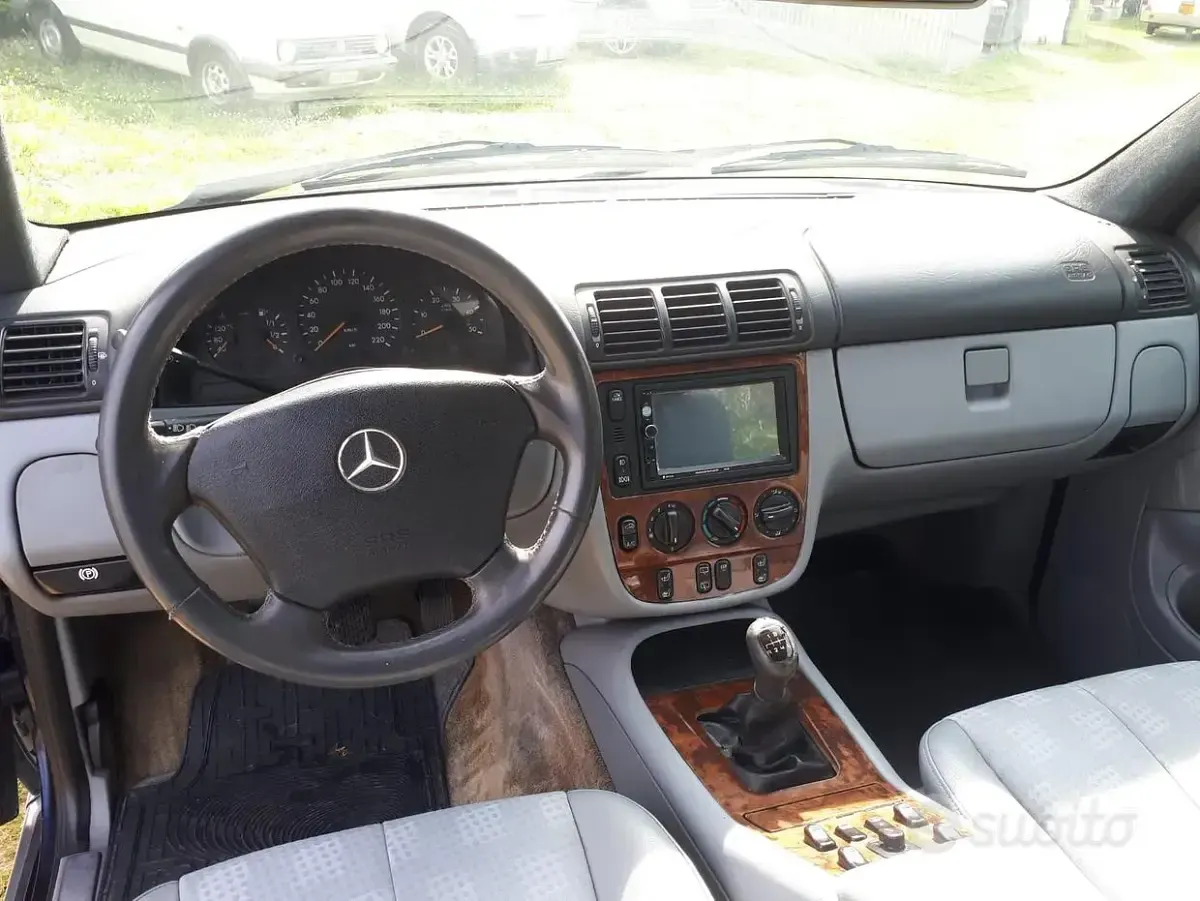 Usata Mercedes ML270 163 CV (119 kW) 2000 Grigio SUV