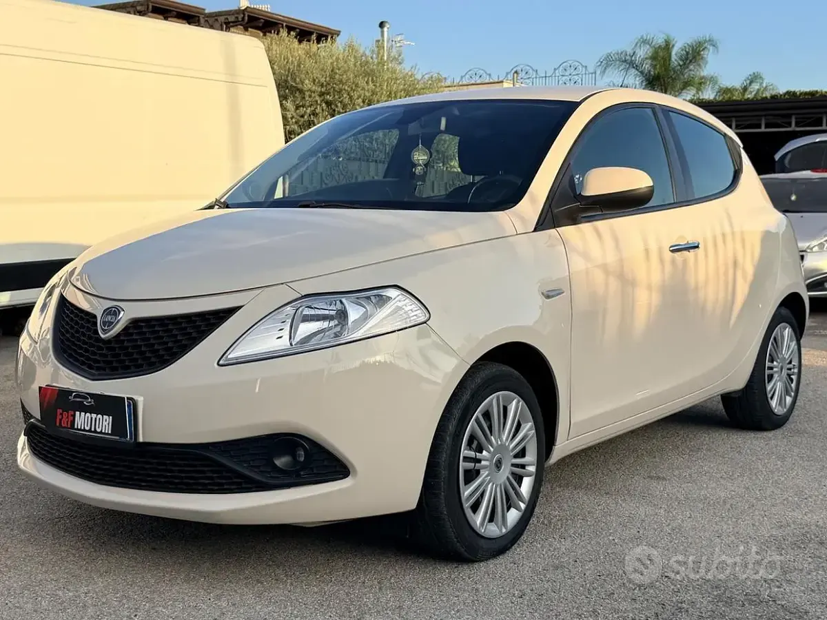 Usata Lancia Ypsilon Gold 69 CV (50 kW) 2018 Bianco Utilitaria
