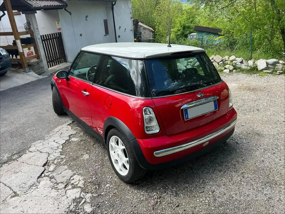Begagnad Mini One D 75 HK (55 kW) 2004 Röd Halvkombi