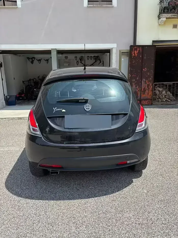 Usata Lancia Ypsilon 69 CV (50 kW) 2014 Nero Utilitaria