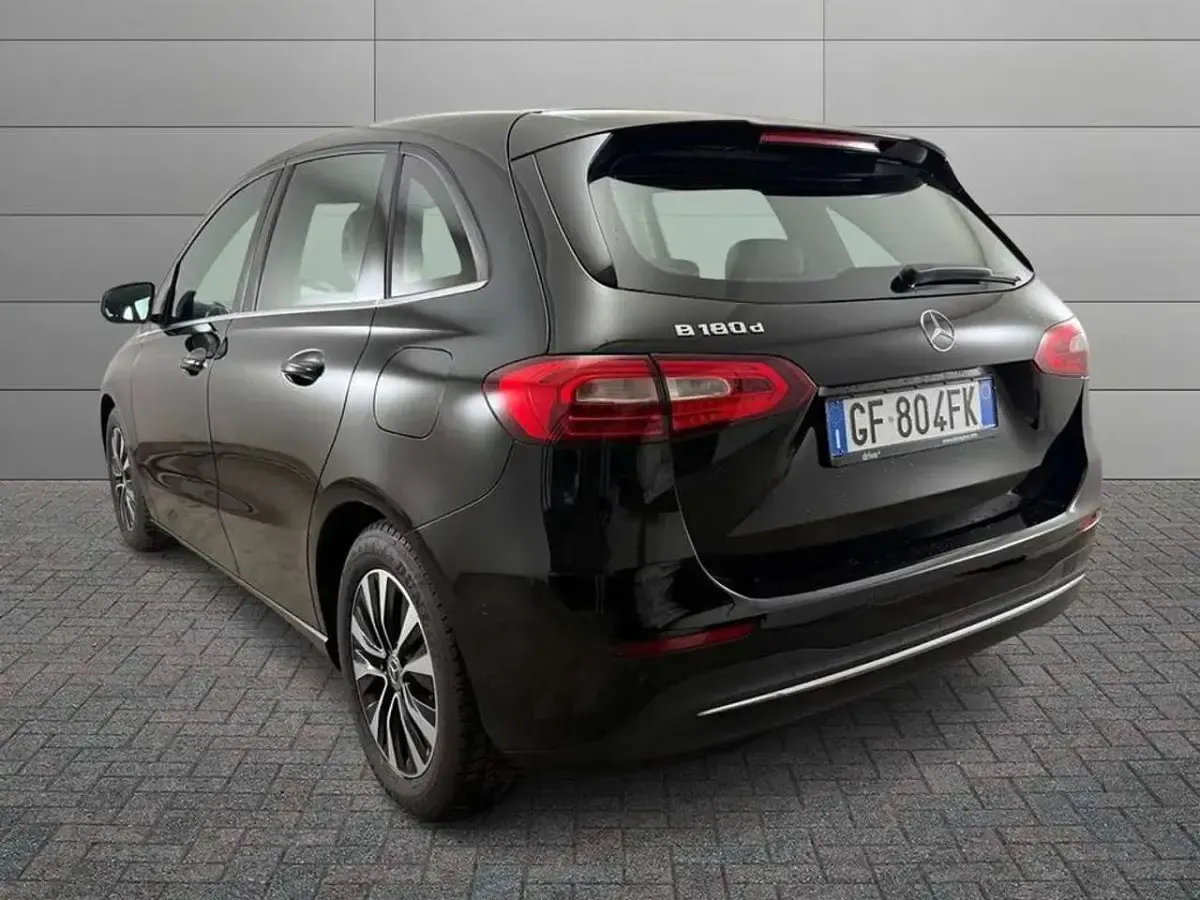 Usata Mercedes B180 116 CV (85 kW) 2021 Nero notte Utilitaria