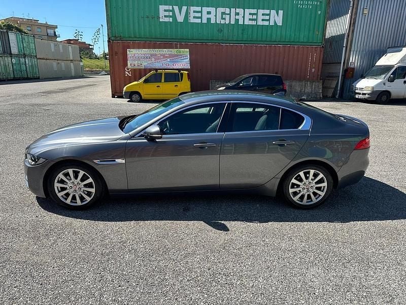 Usata Jaguar XE Pure 180 CV (132 kW) 2016 Grigio Berlina
